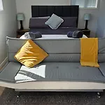 Self Contained Studio Apartment Close To Mission Estate