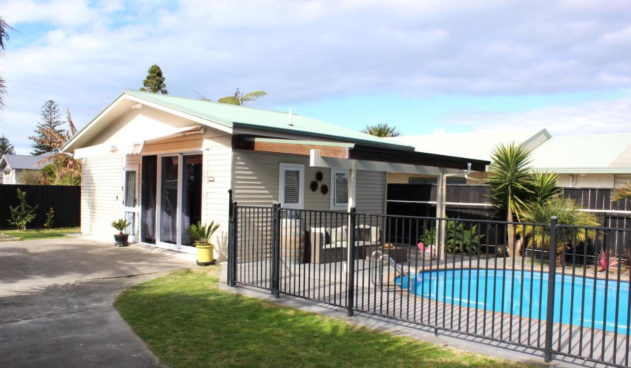 The Pool House - Near Marine Parade Bed & Breakfast
