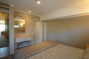 Shoreline Motel 4*