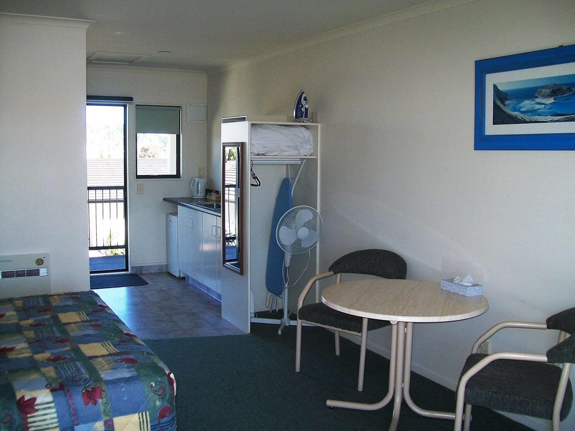 Cedar Court Motel 4*