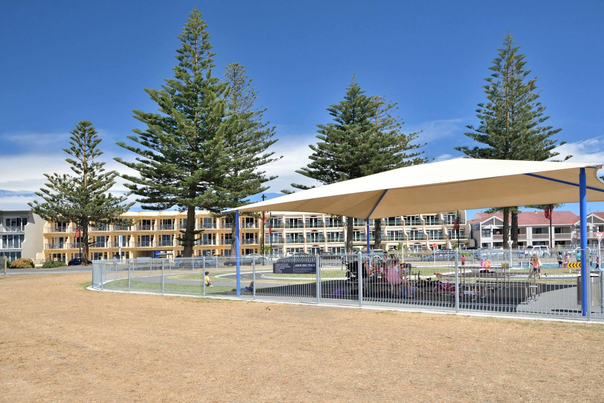 Shoreline Motel 4*