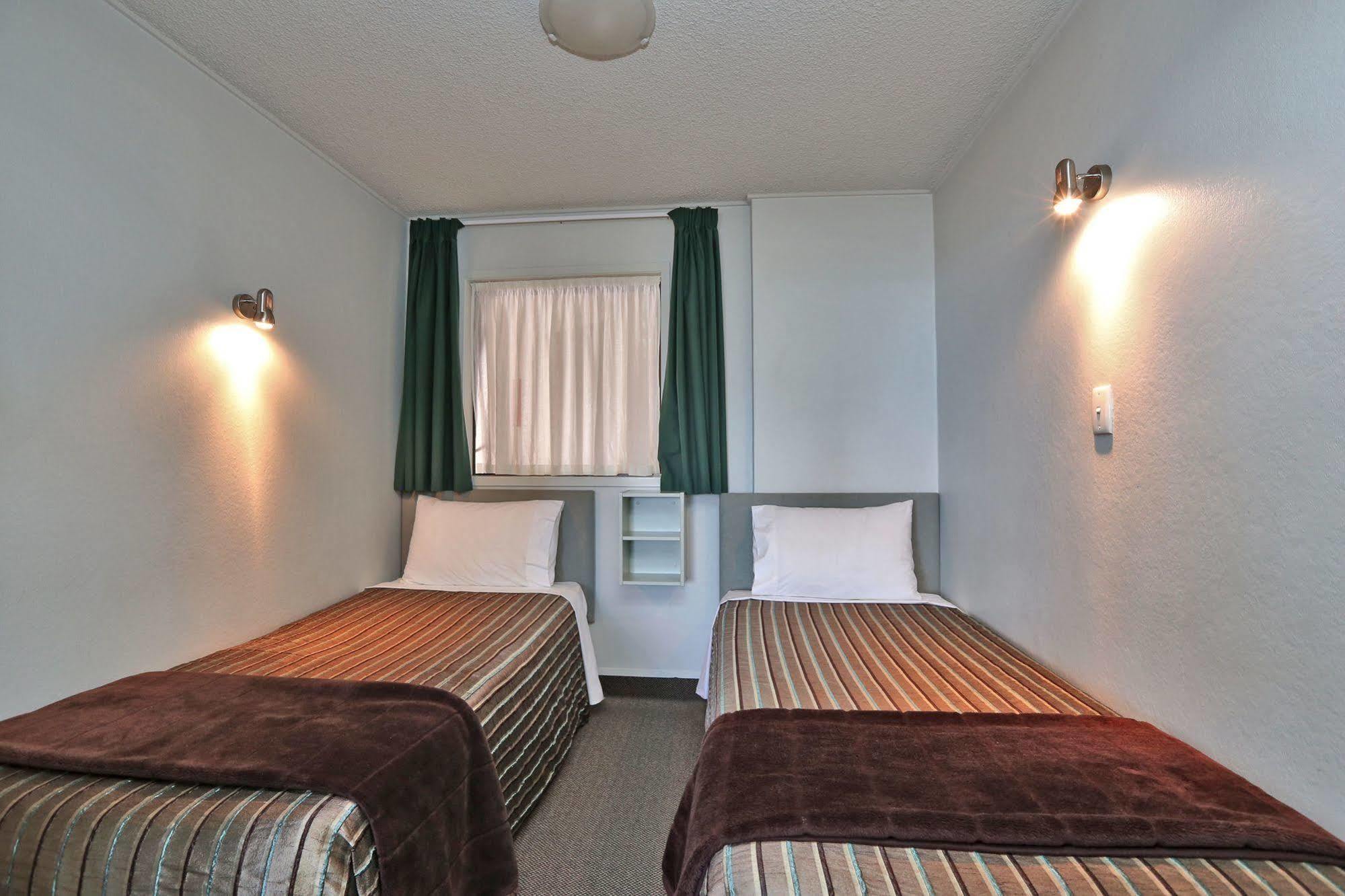 Edgewater Motor Motel 4*
