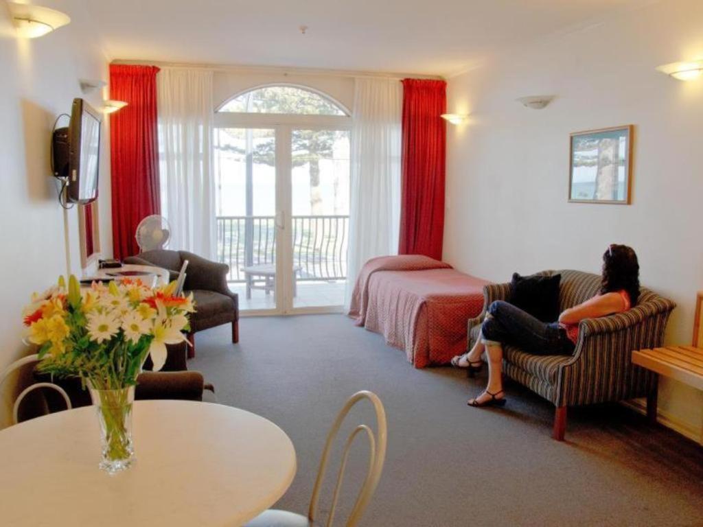 Beachfront Motel 4*